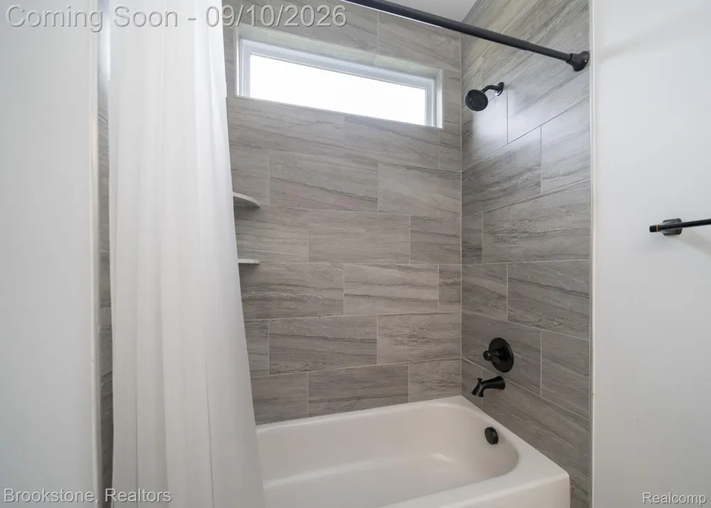 579 S Bywood Avenue Clawson City, MI 48017