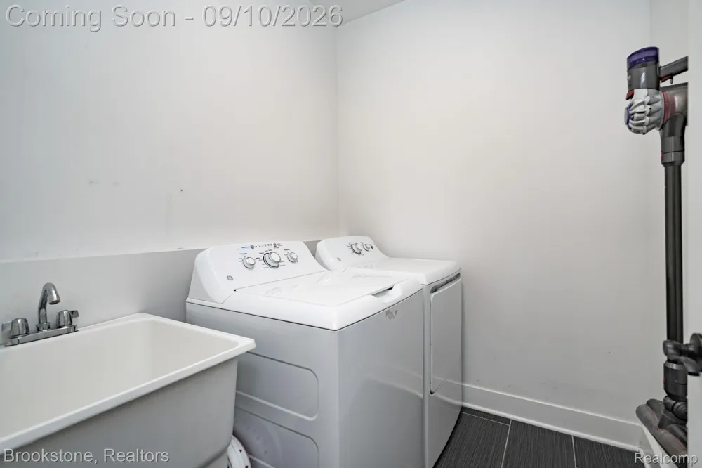 579 S Bywood Avenue Clawson City, MI 48017