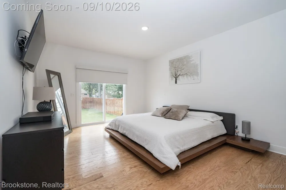 579 S Bywood Avenue Clawson City, MI 48017