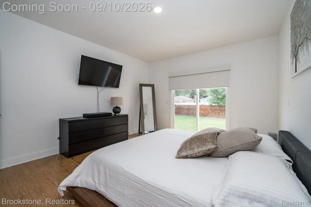 579 S Bywood Avenue Clawson City, MI 48017