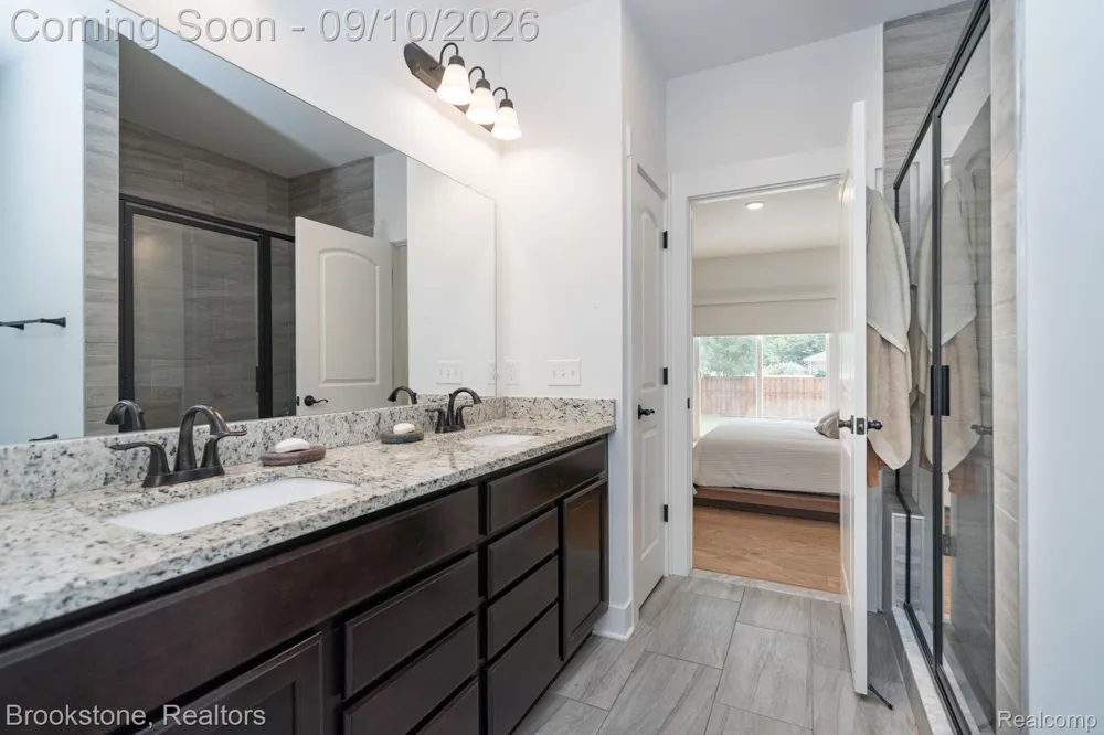579 S Bywood Avenue Clawson City, MI 48017