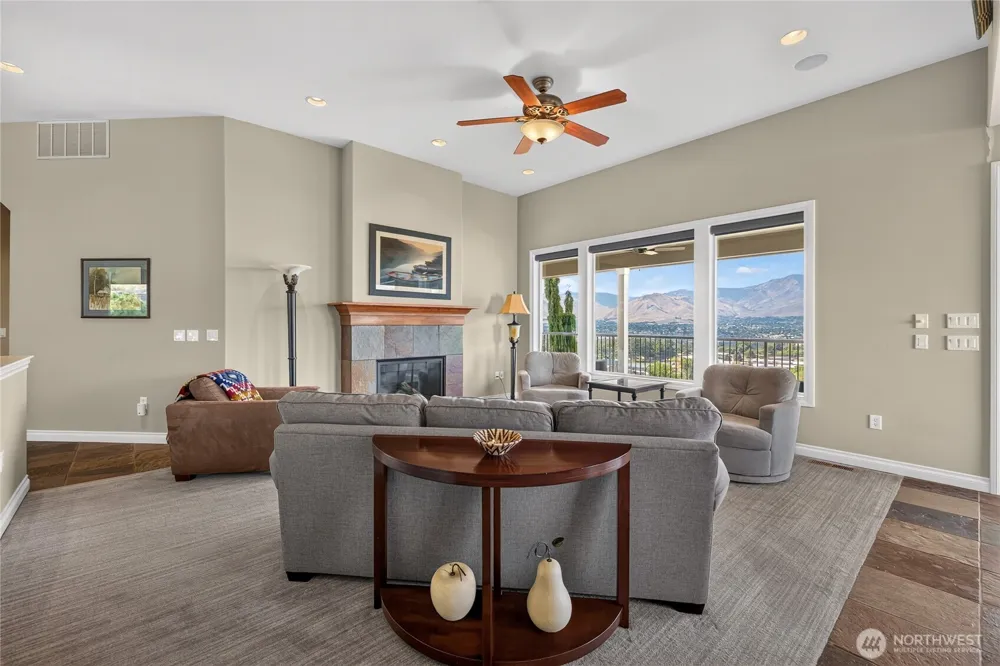 2390 Catalina Drive East Wenatchee, WA 98802