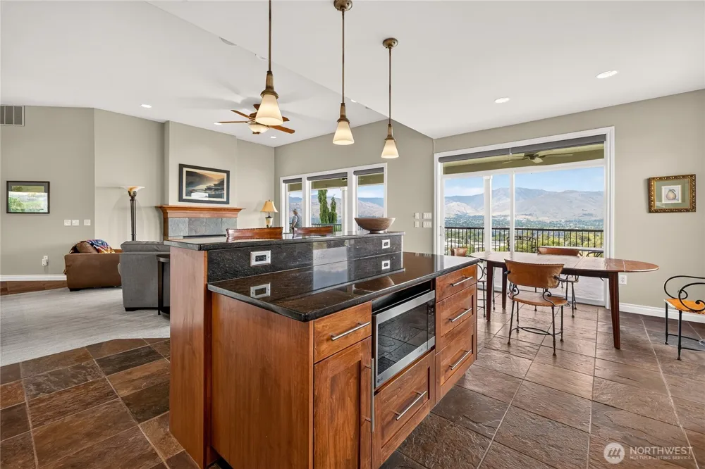 2390 Catalina Drive East Wenatchee, WA 98802