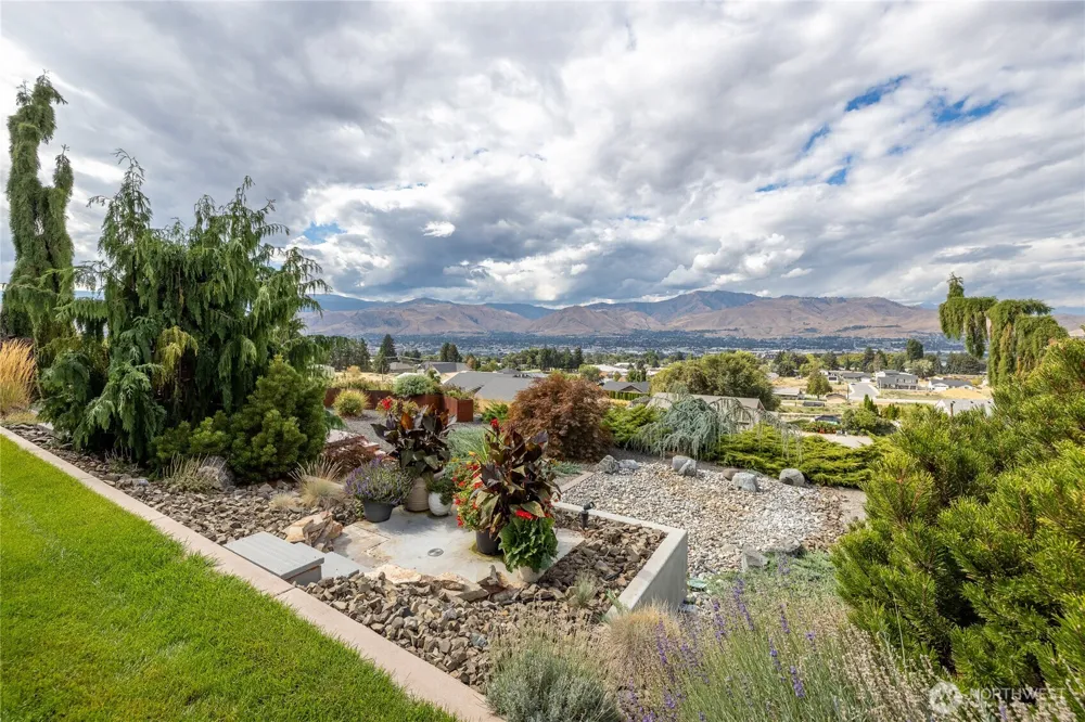 2390 Catalina Drive East Wenatchee, WA 98802