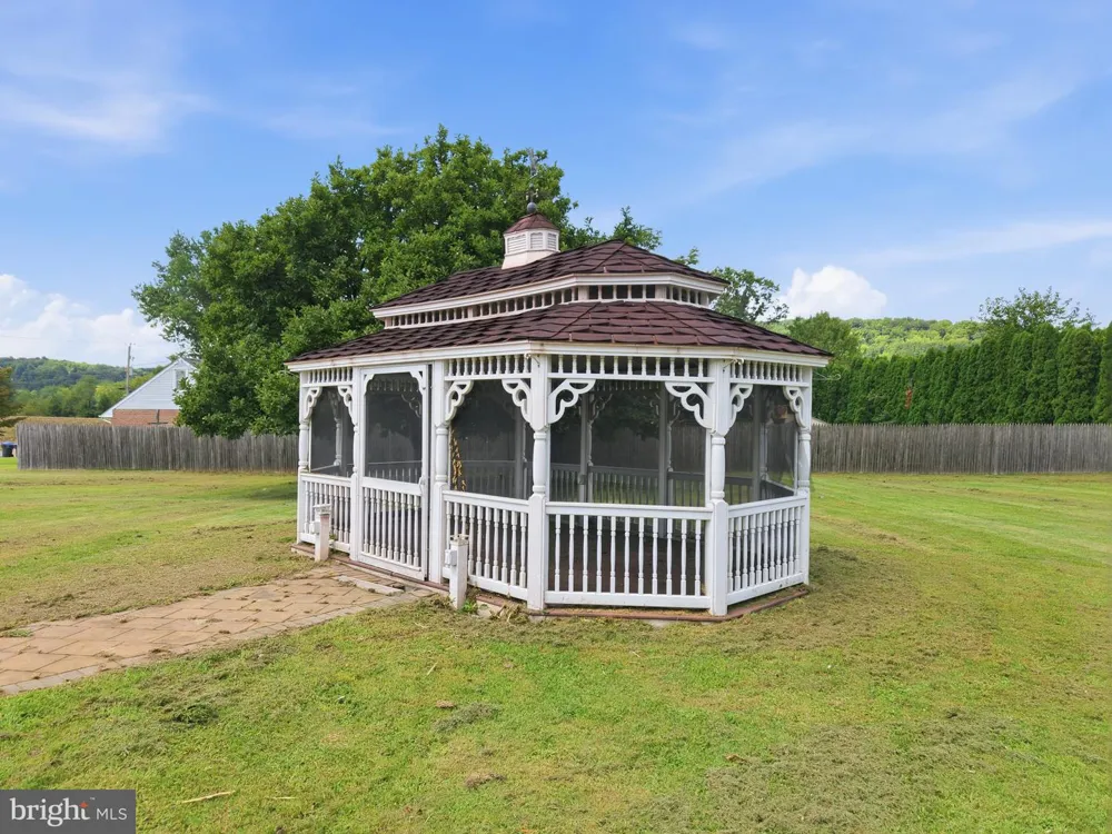 19 DAIRY LANE Barto, PA 19504