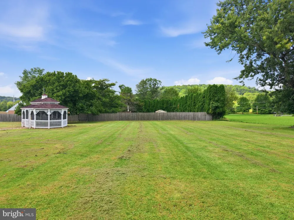 19 DAIRY LANE Barto, PA 19504