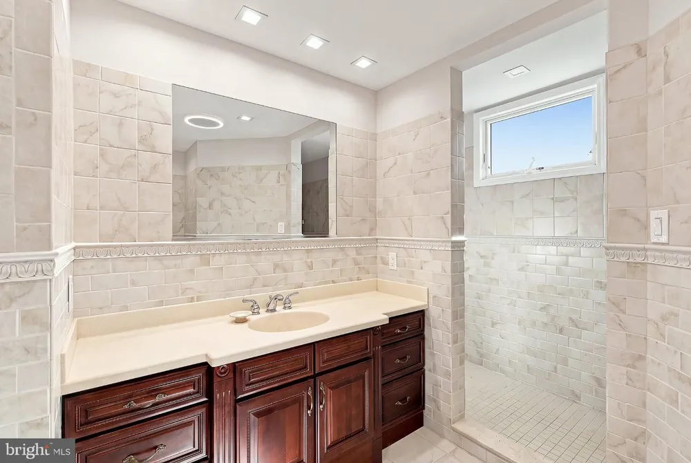 386 5TH Surf City, NJ 08008
