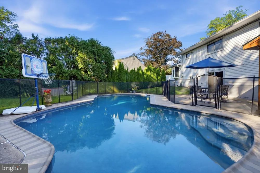 556 REVOLUTIONARY WAY Warminster, PA 18974