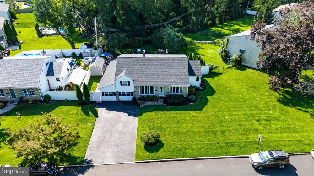 556 REVOLUTIONARY WAY Warminster, PA 18974