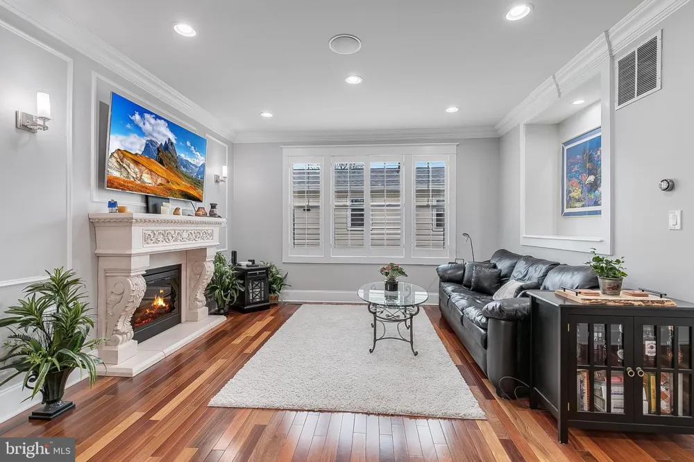 606 BARTON STREET Arlington, VA 22204