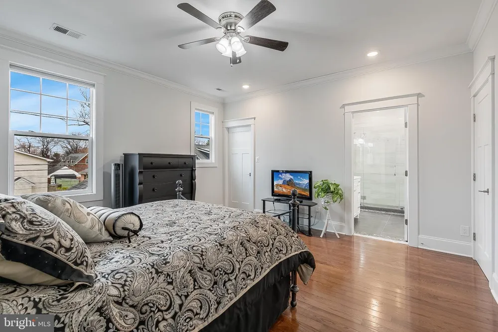 606 BARTON STREET Arlington, VA 22204