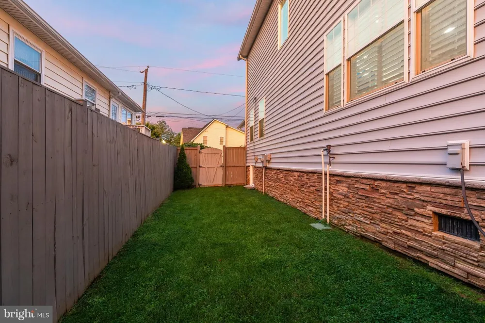 606 BARTON STREET Arlington, VA 22204