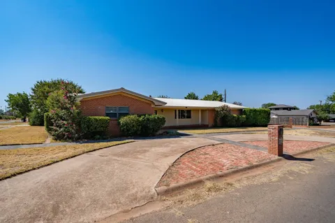 110 E MCARTHUR