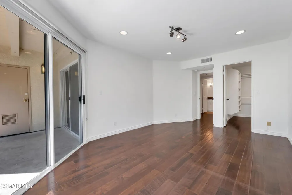 5744 Oak Bend Lane #108 Oak Park, CA 91377
