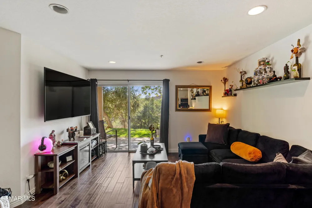 5744 Oak Bend Lane #108 Oak Park, CA 91377