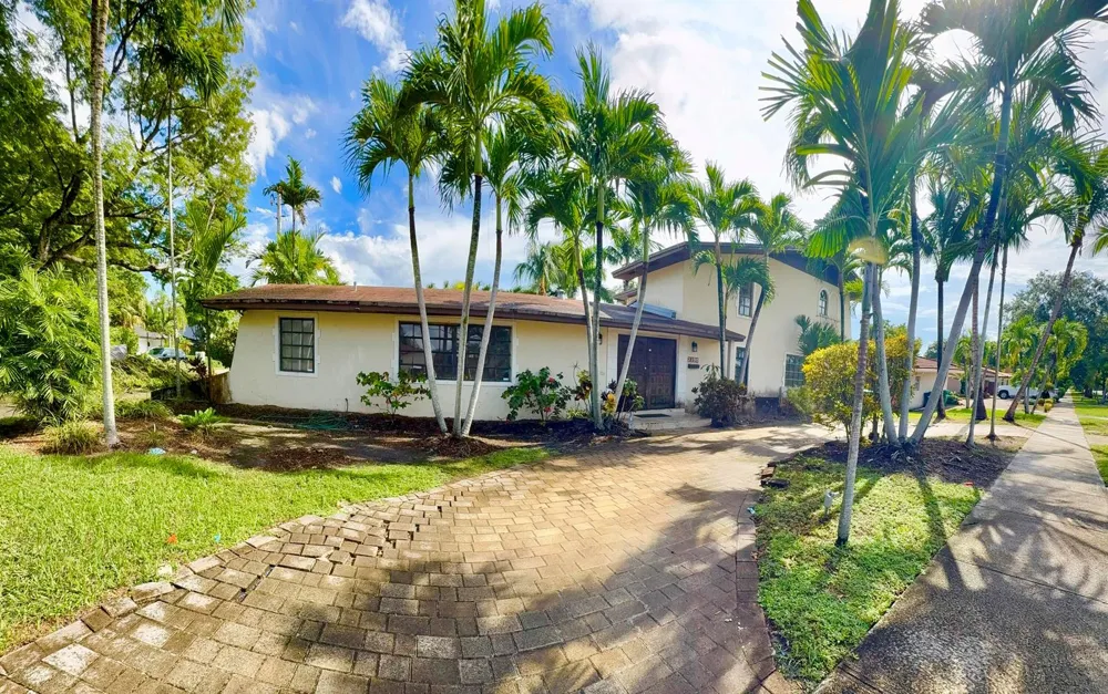 2390 NE 199th Street Aventura, FL 33180