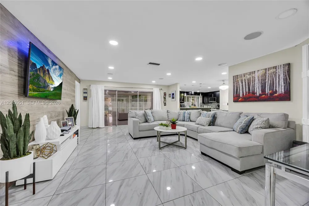 8441 Sunset Strip Sunrise, FL 33322