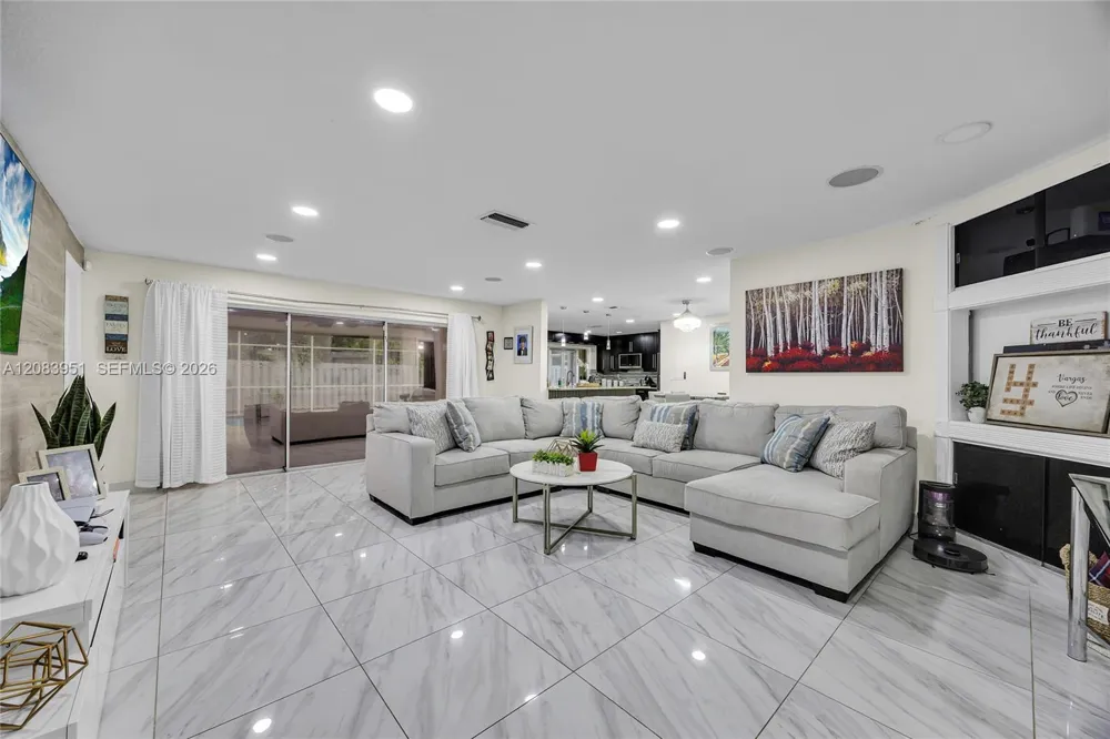 8441 Sunset Strip Sunrise, FL 33322