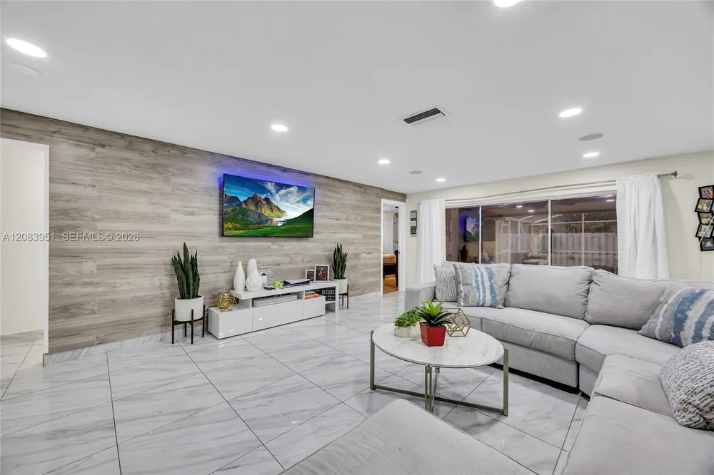 8441 Sunset Strip Sunrise, FL 33322