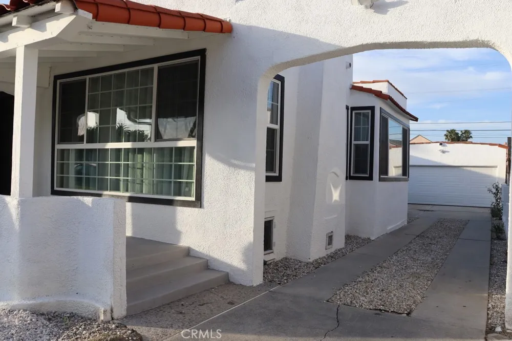 1917 W 74th Los Angeles, CA 90047