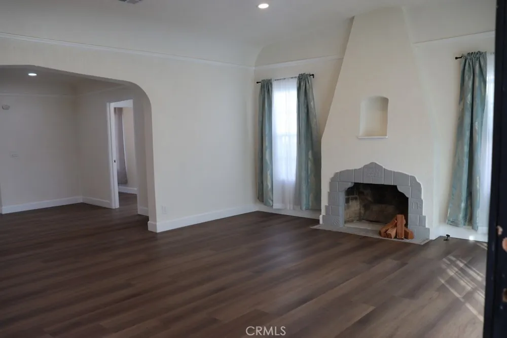 1917 W 74th Los Angeles, CA 90047