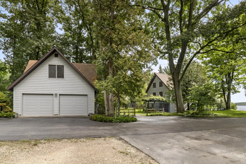 6529 Edgewater Drive Honor, MI 49640