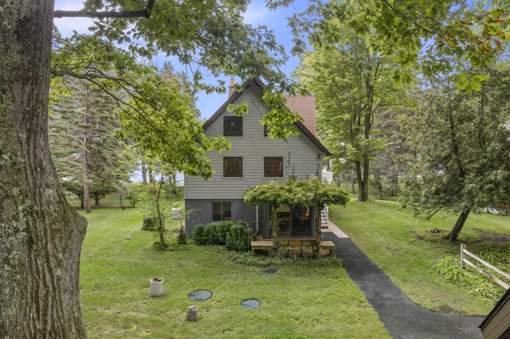 6529 Edgewater Drive Honor, MI 49640