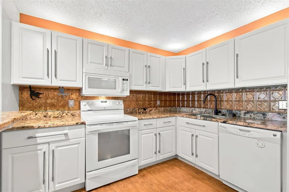 7700 SUN ISLAND DRIVE S #202 South Pasadena, FL 33707