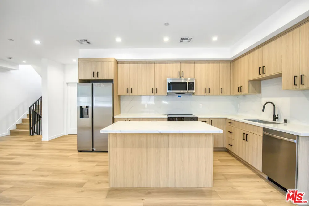10826 Hesby Street North Hollywood, CA 91601