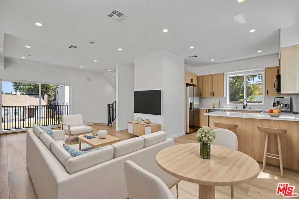 10826 Hesby Street North Hollywood, CA 91601