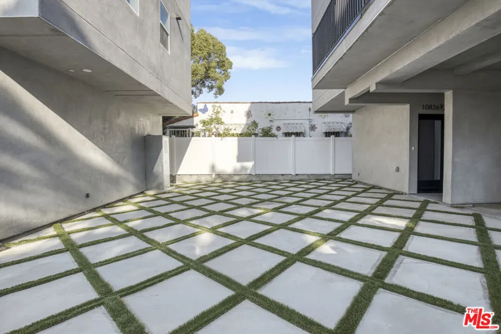 10826 Hesby Street North Hollywood, CA 91601