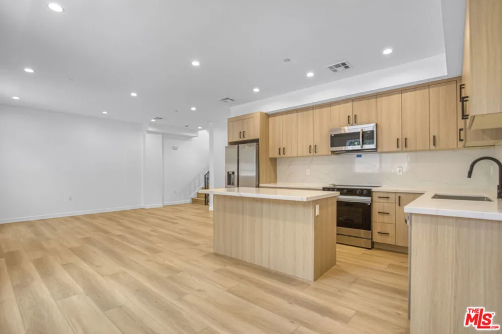 10826 Hesby Street North Hollywood, CA 91601