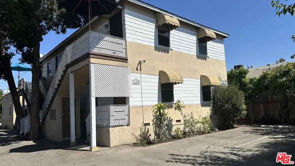 11223 Emelita Street #1/4 Los Angeles, CA 91601