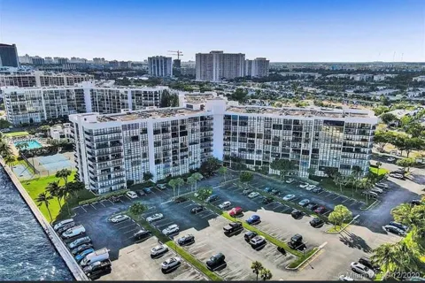 800 Parkview Dr #709