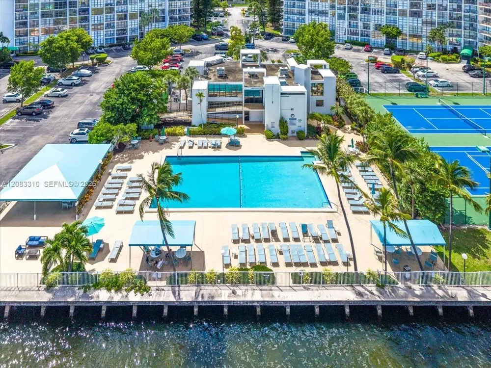 800 Parkview Dr #709 Hallandale Beach, FL 33009