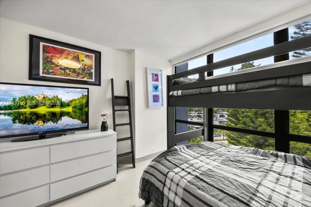 800 Parkview Dr #709 Hallandale Beach, FL 33009