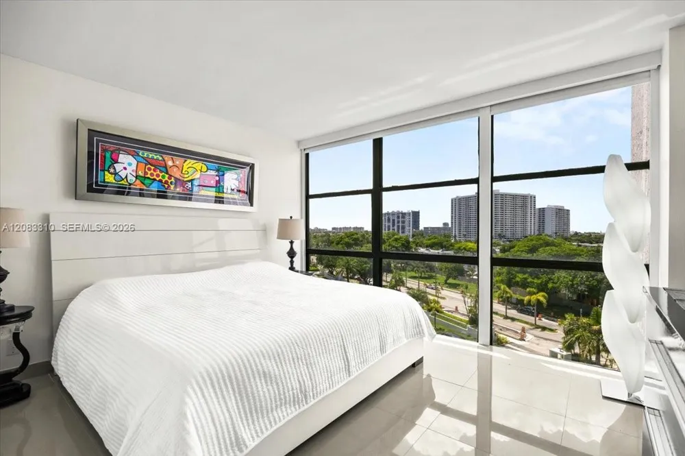 800 Parkview Dr #709 Hallandale Beach, FL 33009