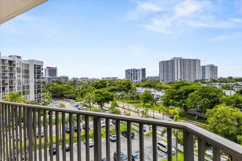 800 Parkview Dr #709 Hallandale Beach, FL 33009
