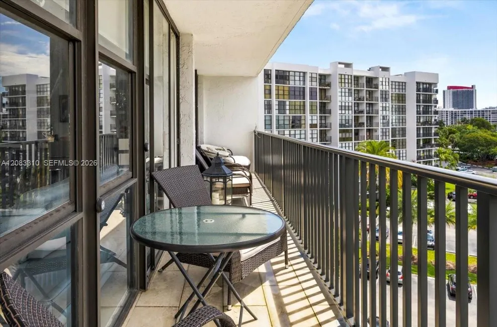 800 Parkview Dr #709 Hallandale Beach, FL 33009