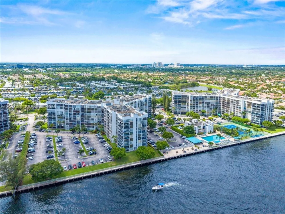800 Parkview Dr #709 Hallandale Beach, FL 33009