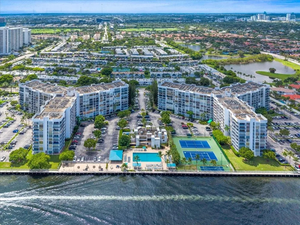 800 Parkview Dr #709 Hallandale Beach, FL 33009