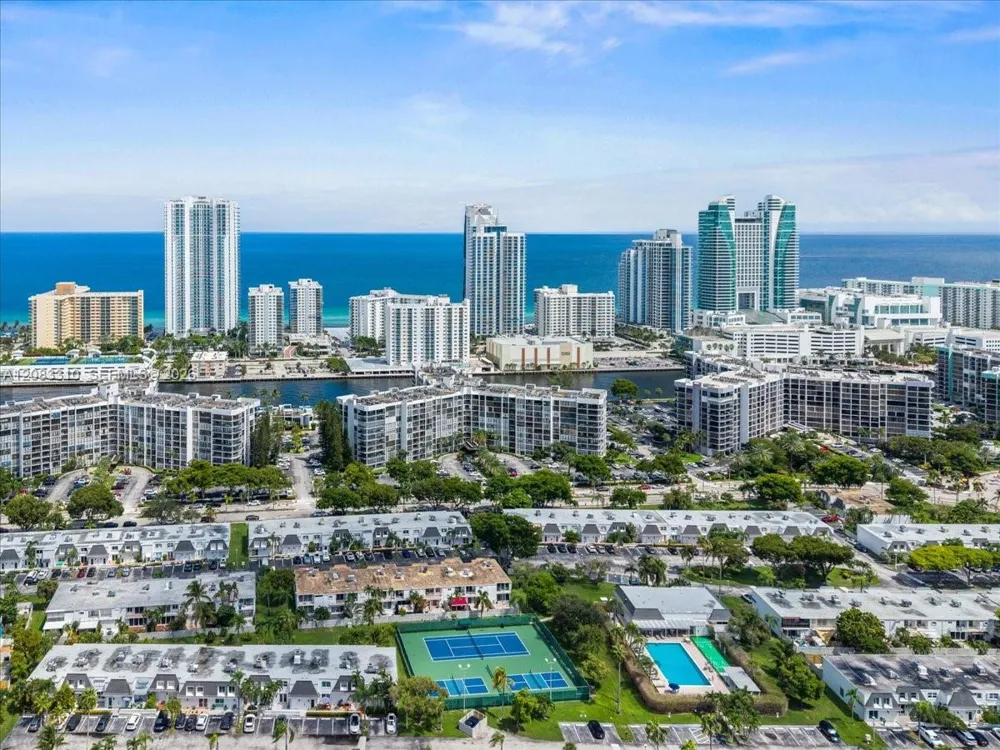 800 Parkview Dr #709 Hallandale Beach, FL 33009