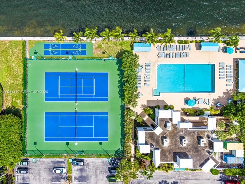 800 Parkview Dr #709 Hallandale Beach, FL 33009