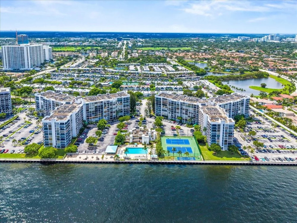 800 Parkview Dr #709 Hallandale Beach, FL 33009