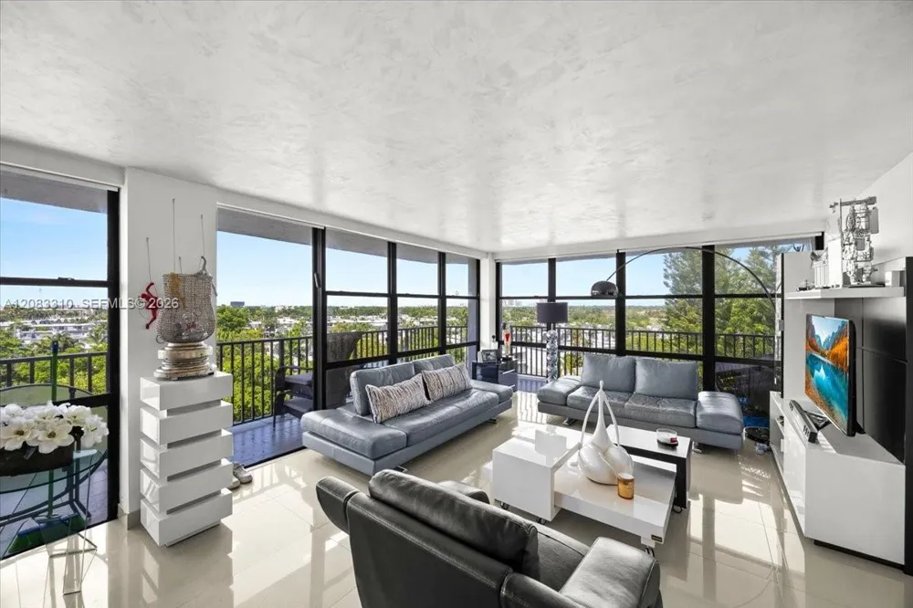 800 Parkview Dr #709 Hallandale Beach, FL 33009