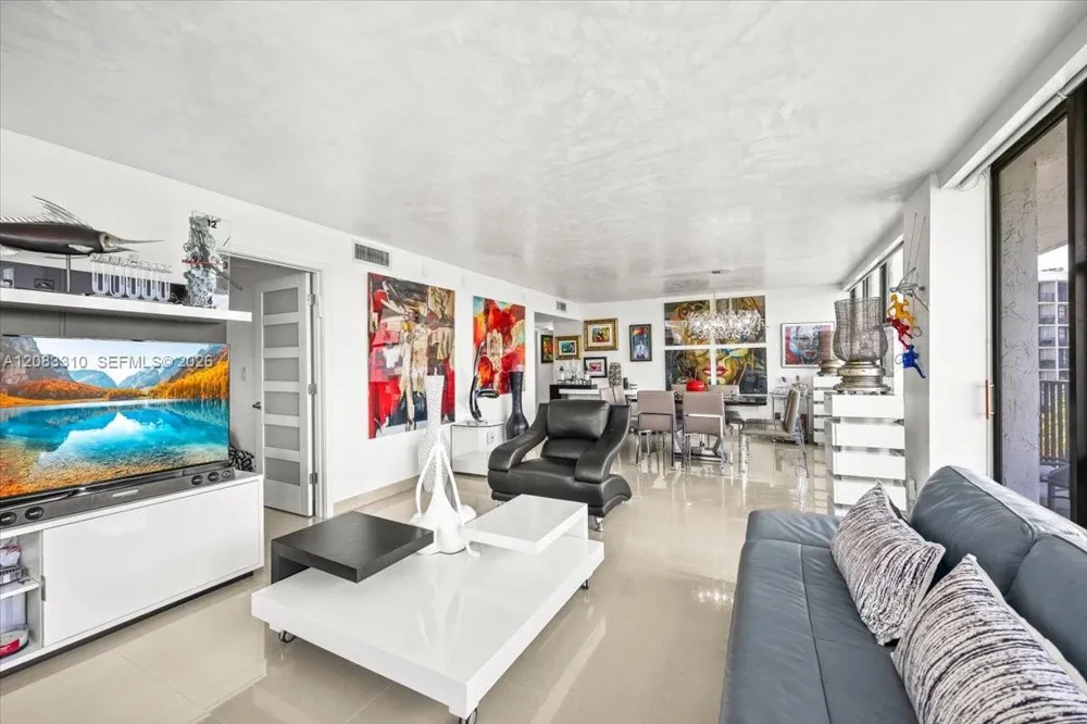 800 Parkview Dr #709 Hallandale Beach, FL 33009