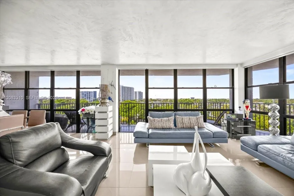 800 Parkview Dr #709 Hallandale Beach, FL 33009