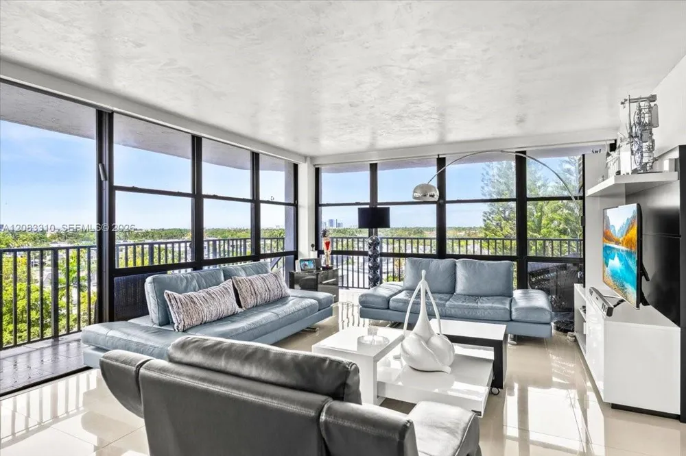800 Parkview Dr #709 Hallandale Beach, FL 33009