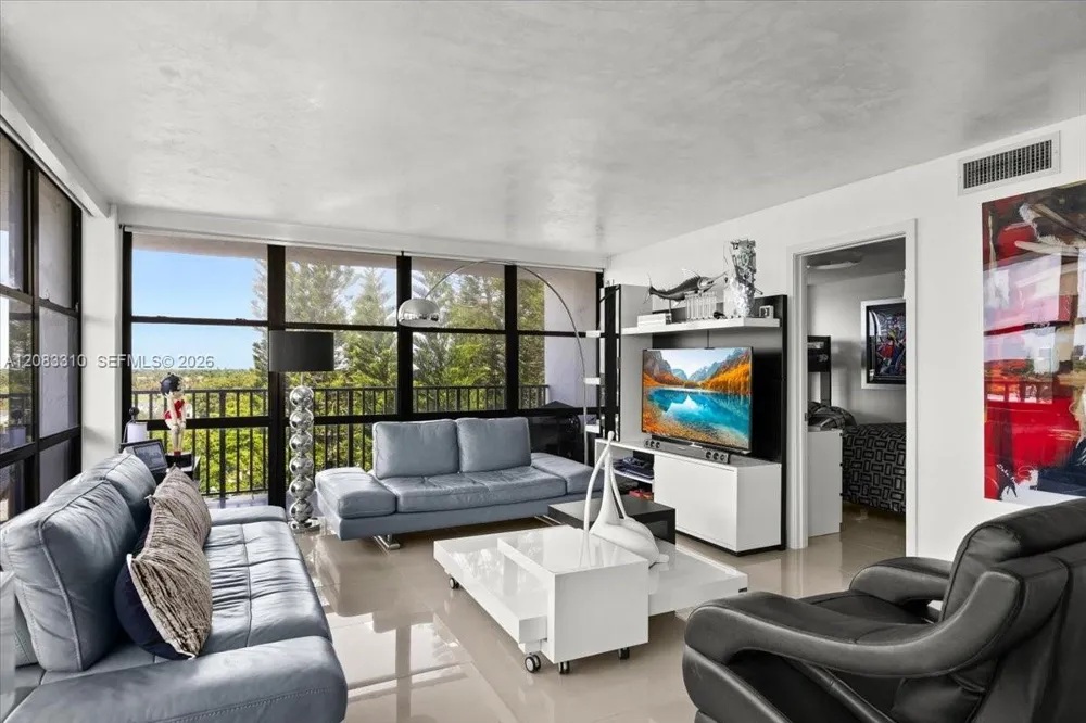 800 Parkview Dr #709 Hallandale Beach, FL 33009