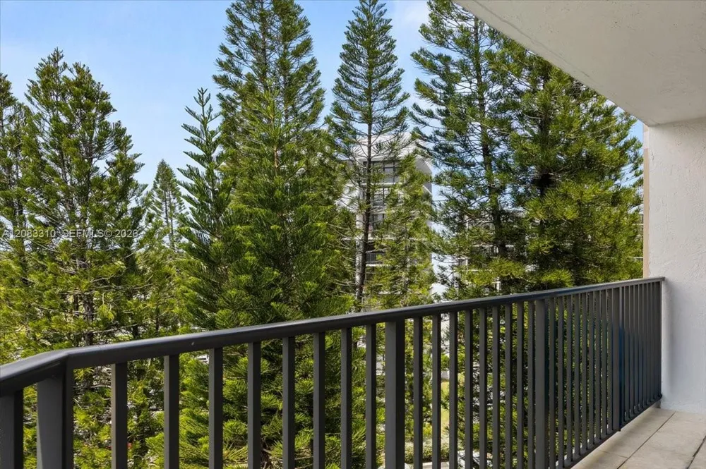 800 Parkview Dr #709 Hallandale Beach, FL 33009